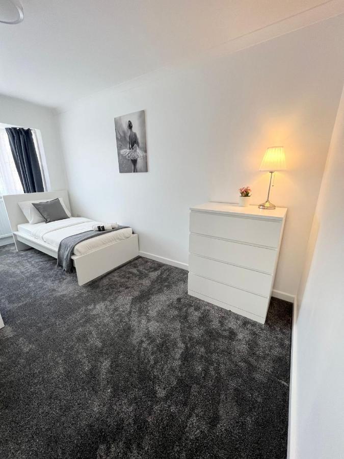 Stunning Flat In Greater London Hotel Exterior photo